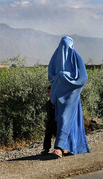 Afghan woman wear a burqa (Image: Steve Evans, Wikimedia Commons)