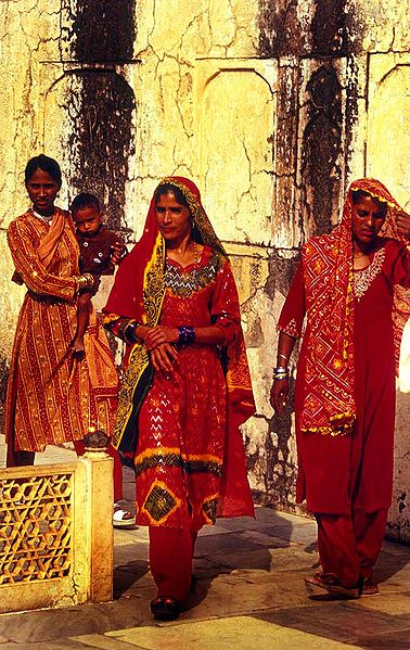 Dupatta worn over shalwar kameez in Jaipur, India (Image: Steve Evans, Wikimedia Commons)