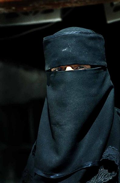 Yemeni woman in nib (Image: Steve Evans, Wikimedia Commons)