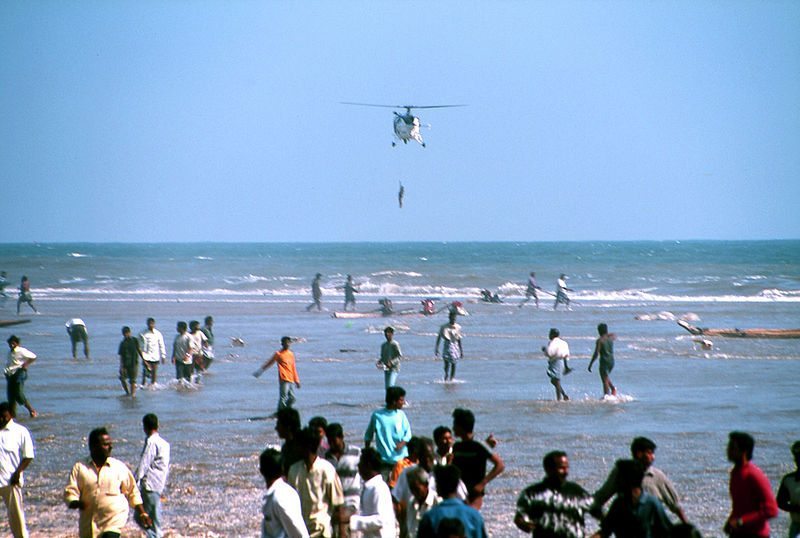 Initial rescue operation after the first tsunami wave (Image: Kotowski, Wikimedia Commons)