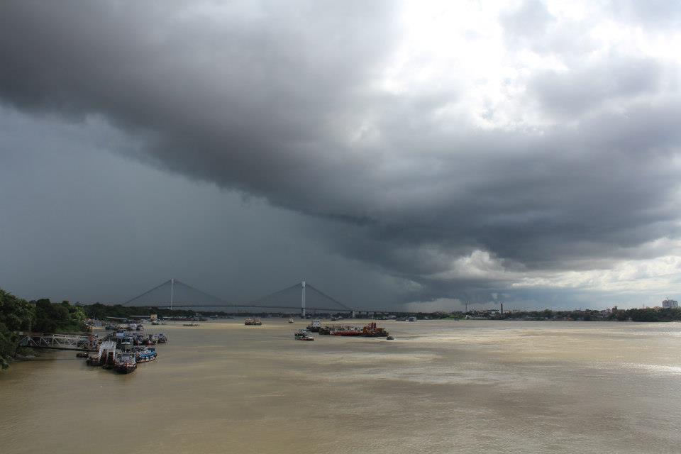 Monsoonal storm rolls in over the New Howrah Bridge