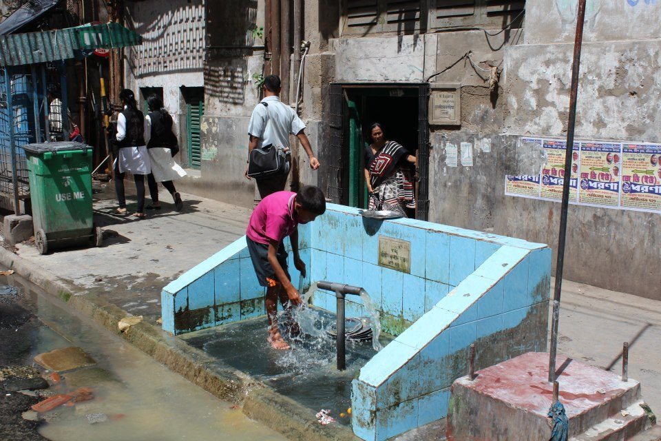 Washing dishes on the street, BBD Bagh