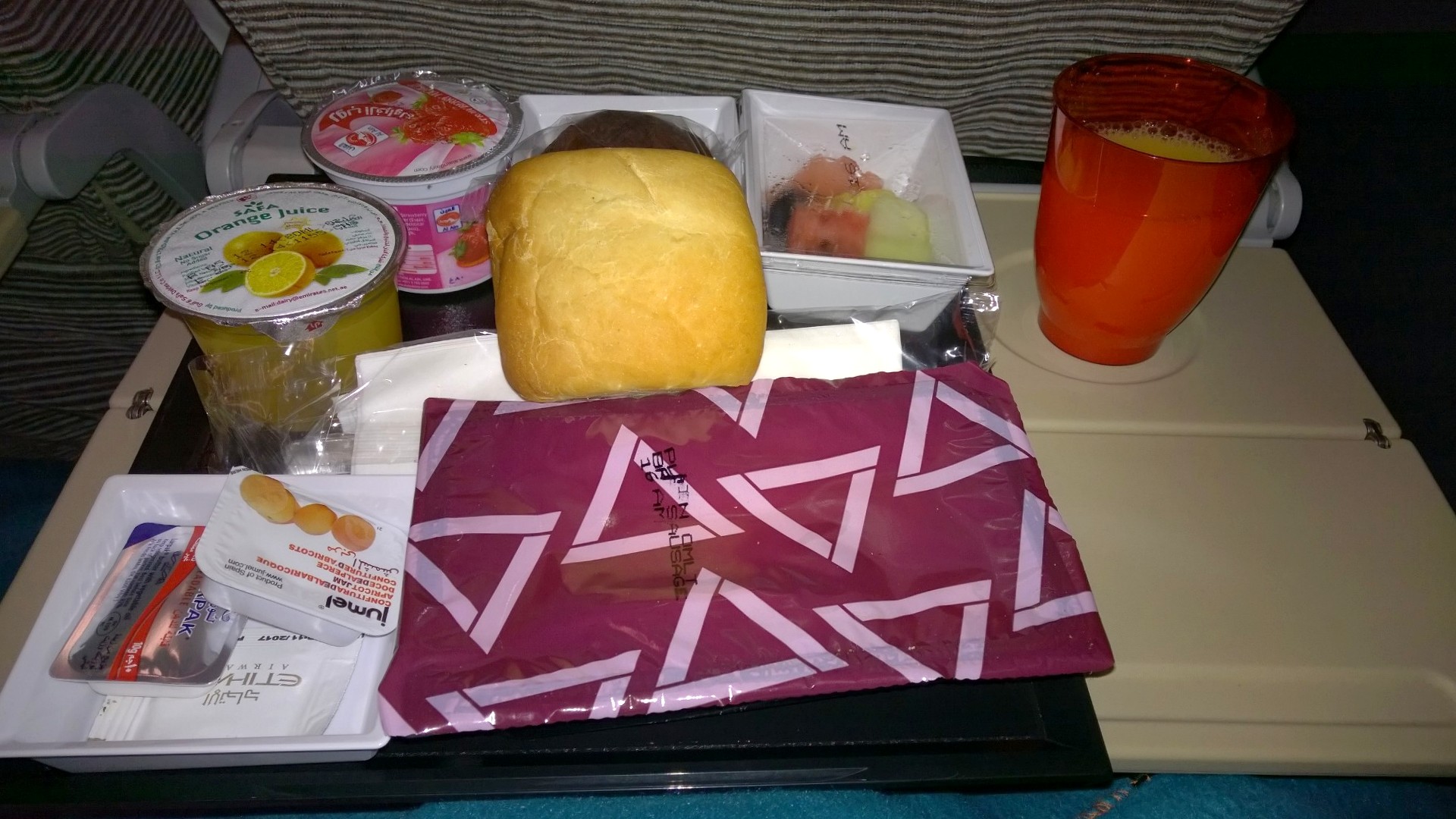 Etihad meal tray (Image: Travelux Blog)