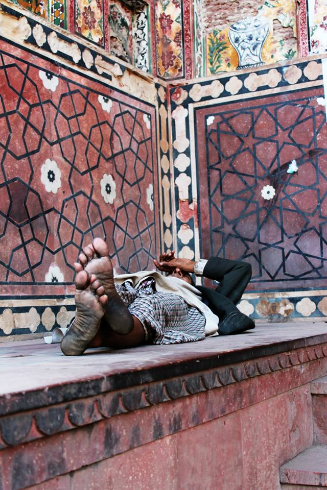 A beggar outside a mosque in Pakistan (Image: Noor Fatima Sultan Khan, Wikimedia Commons)
