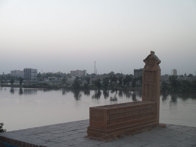 Satyan Jo Asthan by the Indus River and Sukkur (Image: Muhammad Sario, Wikimedia Commons)